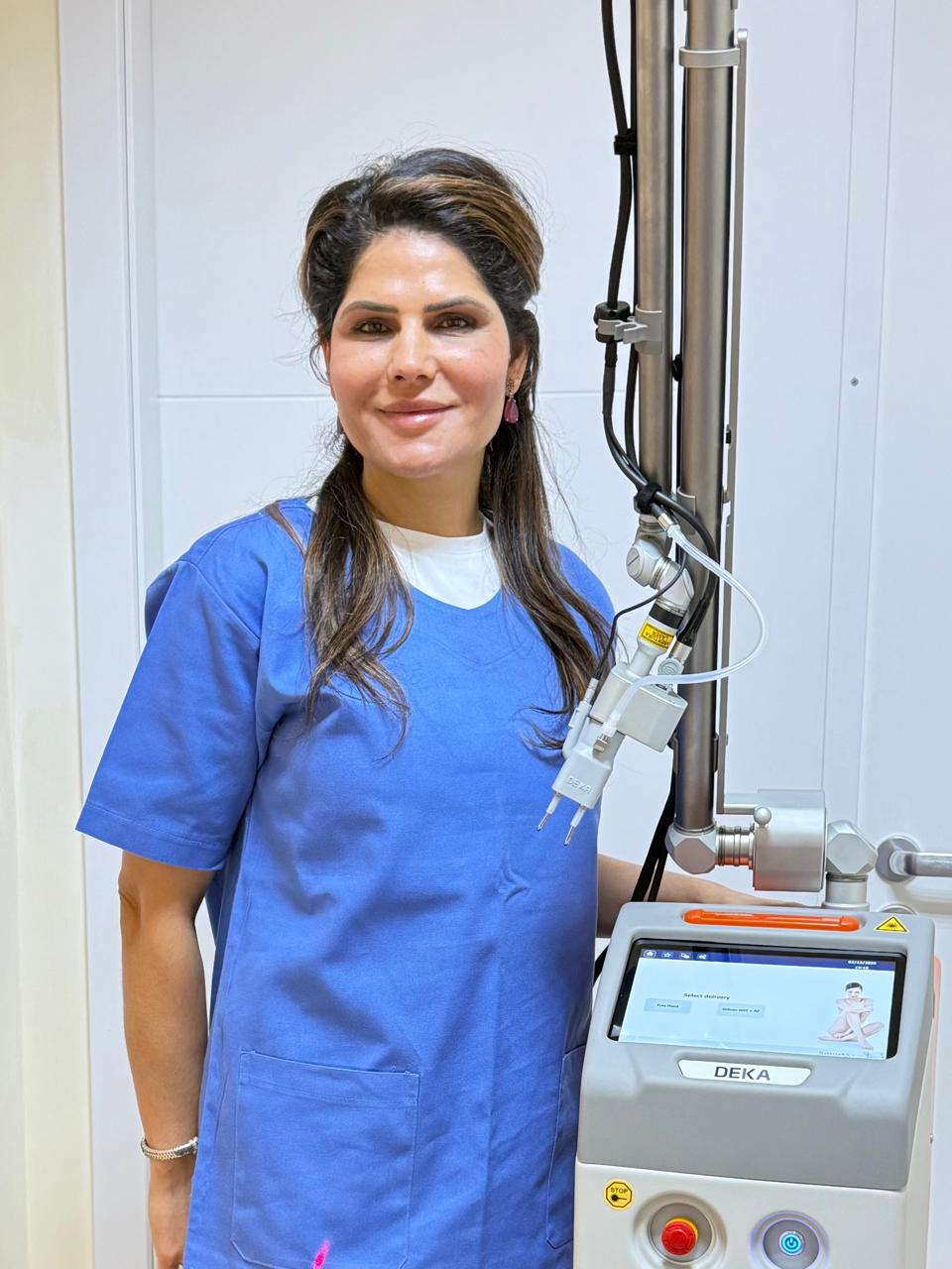 Dra. Raida e equipamento de laser em destaque